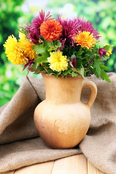Composição com belas flores em jarro, em fundo brilhante — Fotografia de Stock