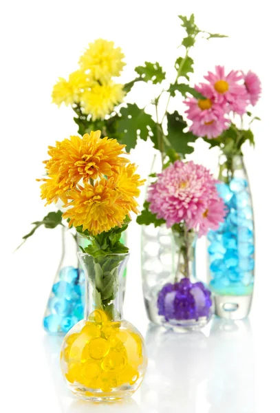 Schöne Blüten in Vasen mit Hydrogel isoliert auf weiß — Stockfoto