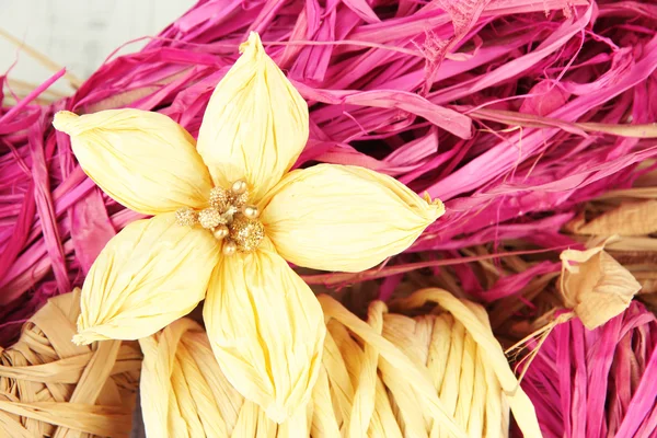 Decoratieve stro voor met de hand gemaakt en bloem van stro — Stockfoto