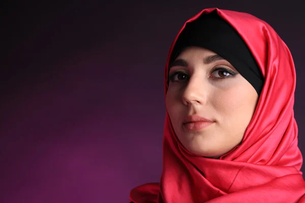 Schöne muslimische arabische Frau auf dunklem Hintergrund — Stockfoto