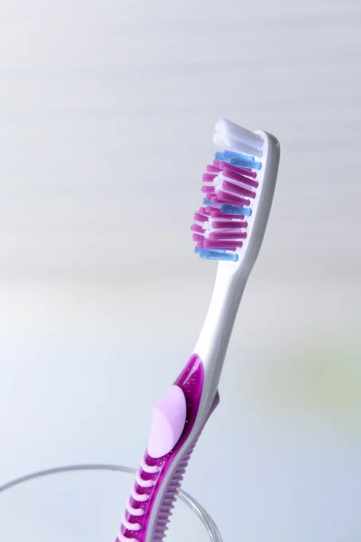 Tablo üzerinde açık renkli cam diş fırçası — Stok fotoğraf
