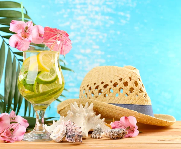 Cóctel refrescante en la mesa de playa — Foto de Stock