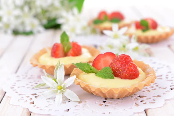 Sabrosos tartaletas con fresas en primer plano de la mesa — Foto de Stock