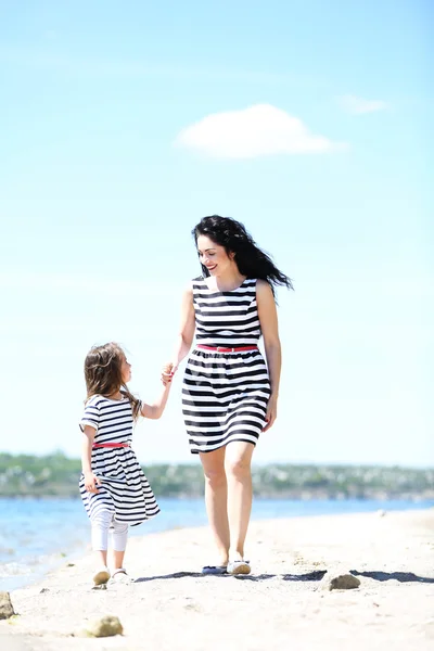 Mutlu anne ve kızı. Sahilde yürüyüş — Stok fotoğraf