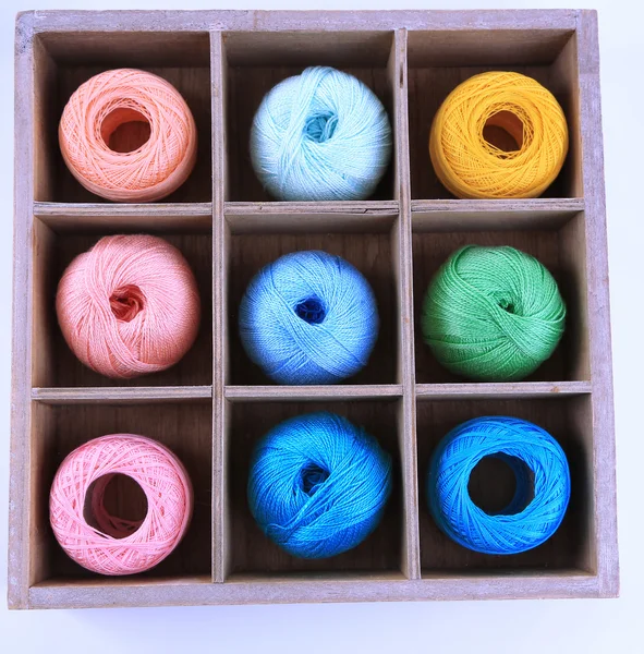 Chiavi colorate in scatola di legno isolata su bianco — Foto Stock