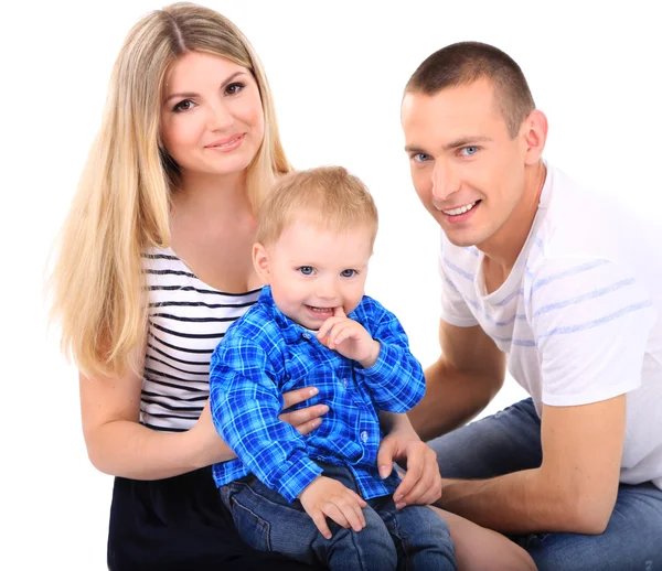 Lyckliga unga par med små baby isolerade på vit — Stockfoto