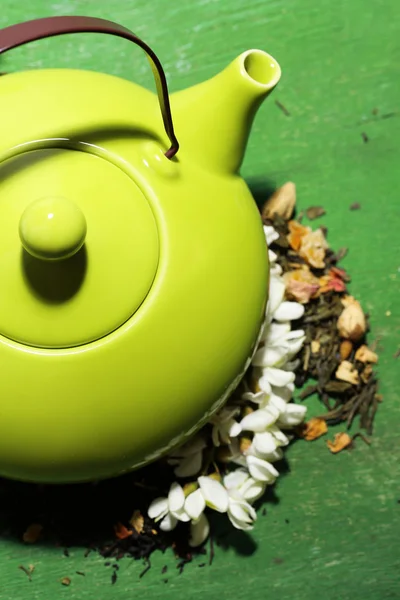 Infusión de té floral natural de hierbas con flores secas e ingredientes de hierbas, sobre fondo de madera de color — Foto de Stock