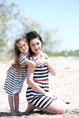 mutlu anne ve kızı. Sahilde yürüyüş