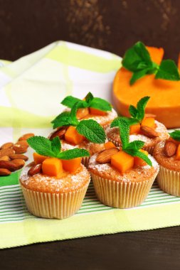 ahşap masa üstünde lezzetli kabak kekler