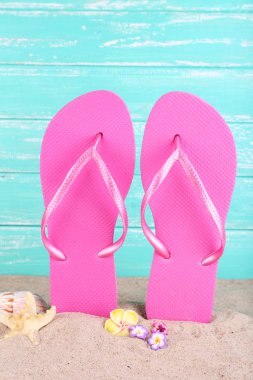 doğa zemin üzerine kum üzerinde parlak parmak arası terlik