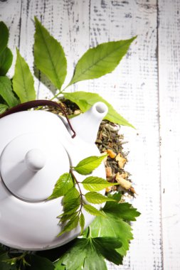 Bitkisel doğal çay rengi ahşap arka plan üzerinde kuru çiçekler ve bitkiler malzemeler ile