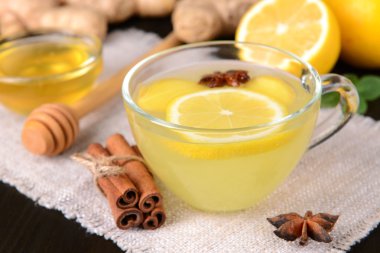 limon ve bal tablo yakın çekim üzerinde sağlıklı zencefil çayı