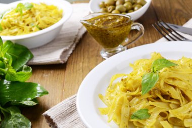 lezzetli pasta plaka üzerinde tablo yakın çekim pesto ile
