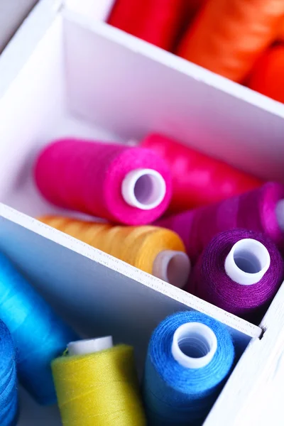 Multicolor sewing thread in wooden box, close-up — Stock Photo, Image
