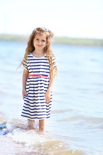 해변에서 아름 다운 소녀 — 스톡 사진