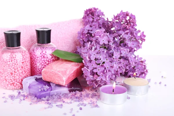 Composition avec soin spa, serviettes et fleurs lilas, isolées sur blanc — Photo