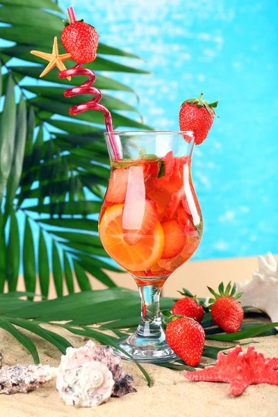 Refreshing strawberry cocktail on sand beach — Stock Photo, Image