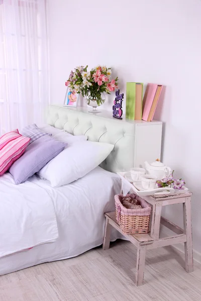 Kényelmes, puha ágy egy szobában — Stock Fotó