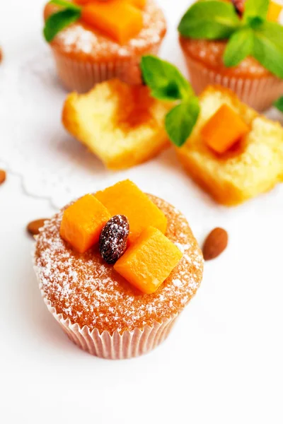 Smakelijke Pompoen muffins, geïsoleerd op wit — Stockfoto