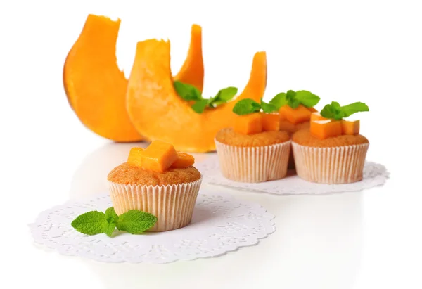 Muffins de abóbora saborosos, isolados em branco — Fotografia de Stock