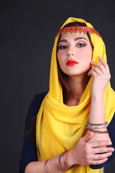 Schöne orientalische Mädchen auf dunklem Hintergrund — Stockfoto