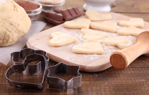 Fare biscotti su sfondo di legno — Foto Stock