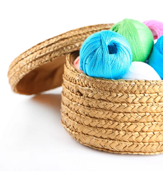 Bolas de hilo de colores para tejer en canasta de mimbre, aisladas en blanco —  Fotos de Stock