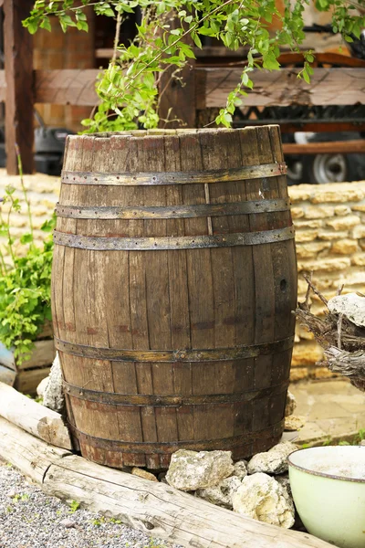 Velho barril de madeira, ao ar livre — Fotografia de Stock