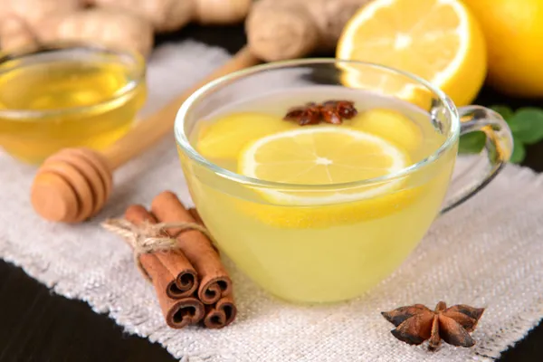 Tè allo zenzero sano con limone e miele in tavola primo piano — Foto Stock