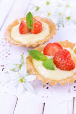 üzerinde tablo close-up çilekleri ile lezzetli tartlets