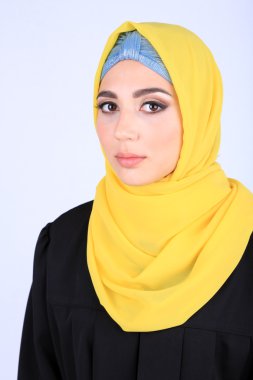 gri arka plan üzerinde güzel Müslüman Arap kadın