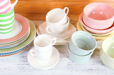 raf, ahşap zemin üzerinde farklı yemek takımı