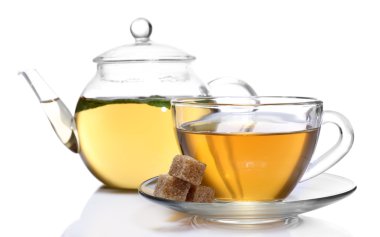 Taze nane çayı cam bardak ve çaydanlık ve üzerinde beyaz izole kahverengi şeker bileşimi