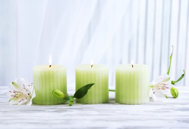 ahşap masa üzerindeki çiçekli güzel mumlar