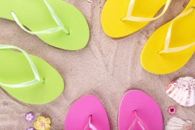 kum üzerinde parlak flip-flop yakın çekim