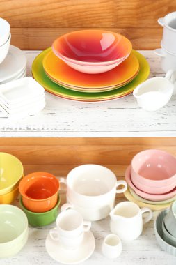 raf, ahşap zemin üzerinde farklı yemek takımı