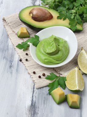 ahşap masa üzerinde kase taze guacamole