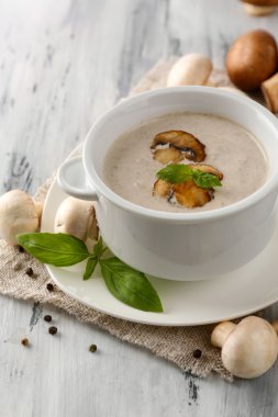 peçeteye ahşap arka plan üzerinde beyaz tencerede mantar çorbası