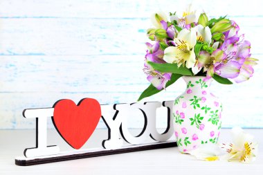 Cam vazo içinde Frezya buket