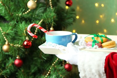 Kupa ve plaka tanımlama ile tutarak santa