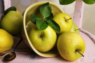 Olgun tatlı elma ve yaprakları ile güzel natürmort 