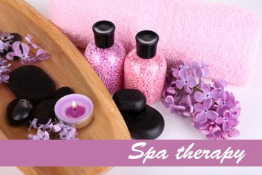 kaplıca tedavisi, ahşap kase su, havlu ve üzerinde beyaz izole Eflatun çiçekler ile kompozisyon