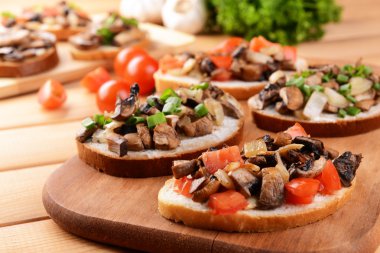 Tablo yakın çekim üzerinde kesme tahtası üzerinde mantar ile lezzetli bruschetta