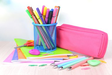 tablo üzerinde açık renkli parlak okul malzemeleri