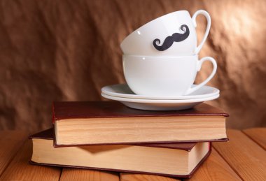 bardak kahverengi zemin üzerine masada bıyıklı