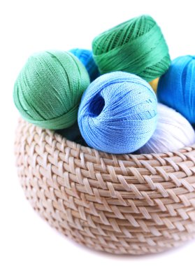 renkli clews ve üzerinde beyaz izole kutusunda tığ işi kancalar