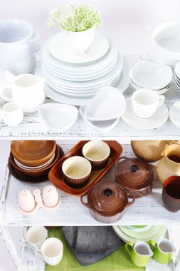 raf, farklı yemek takımı Kapat
