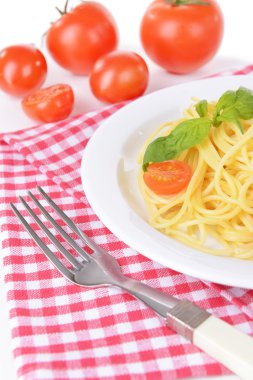 leziz spagetti domates plaka üzerinde tablo yakın çekim