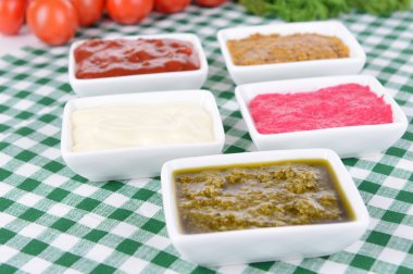 Tablo yakın çekim üzerinde çeşitli soslar