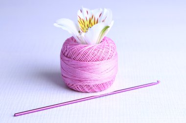 renkli clew, tığ ve açık renkli taze çiçek